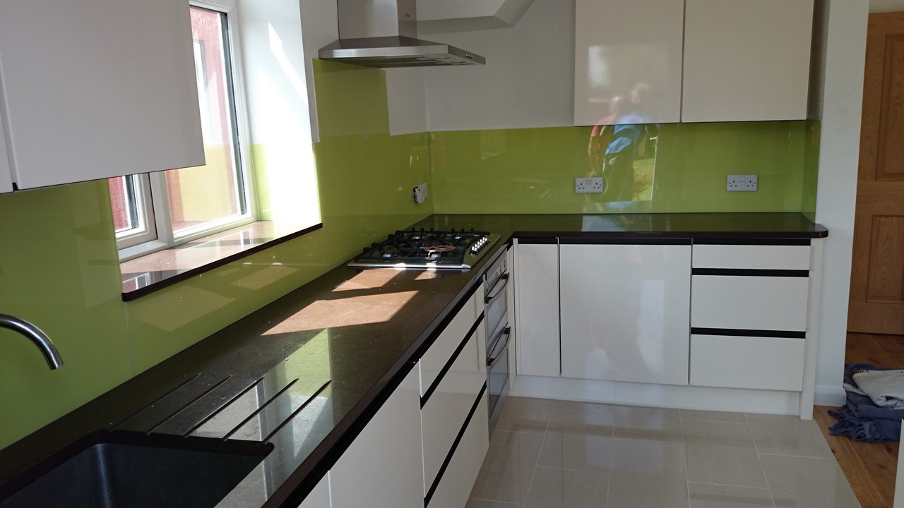 Lime green glass kitchen splashback installed by Banbury glaziers